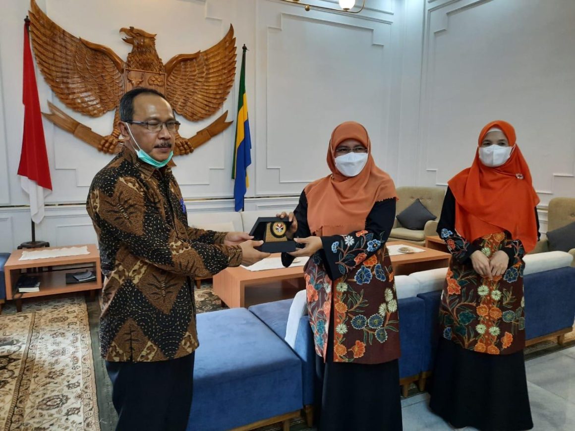 puspaga Penandatangan MoU Pusat Pembelajaran Keluarga (PUSPAGA) di Pendopo Kota Bandung